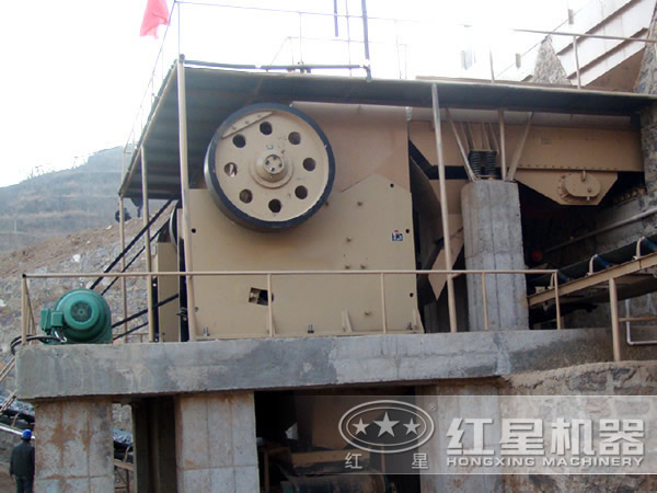 簡擺式破碎機工作現(xiàn)場