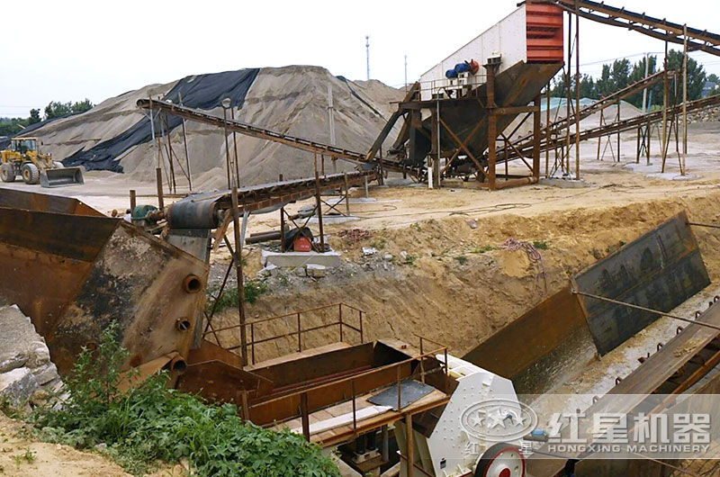 日產(chǎn)500噸錘式破碎機(jī)工作現(xiàn)場(chǎng)