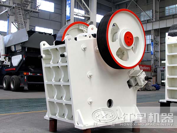 46鄂式碎石機(jī)一臺多少錢？預(yù)期產(chǎn)值可達(dá)多少噸？