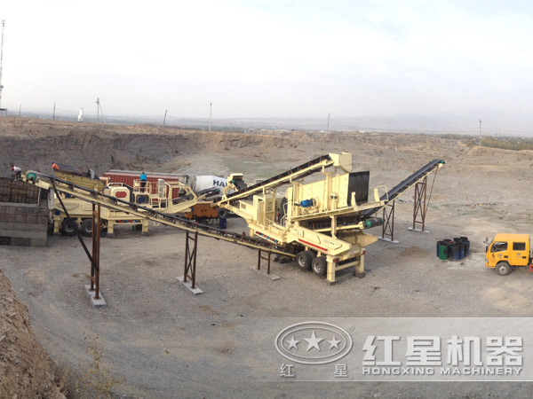 作業(yè)中的簡易式移動(dòng)破碎站