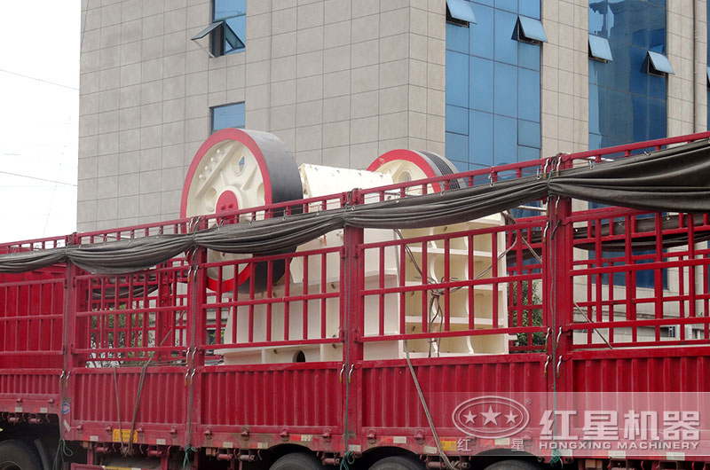 輝綠巖碎石機(jī)已經(jīng)固定裝車(chē)即將發(fā)往青海