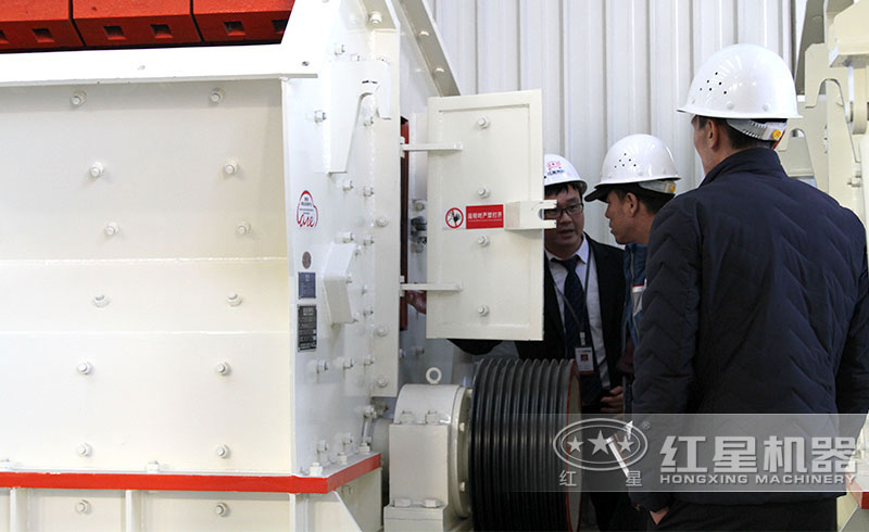 客戶來廠考察反擊式破碎機