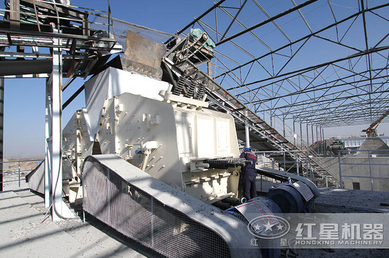 時(shí)產(chǎn)800噸雙反擊磕石機(jī)作業(yè)現(xiàn)場