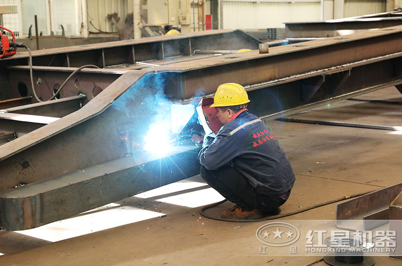 紅星技術工人在真正焊接特殊材料的移動沙石分離設備機架