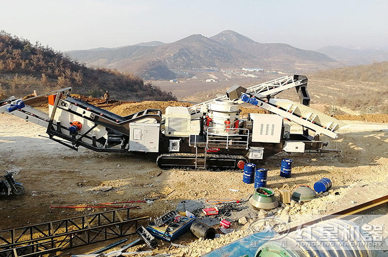 履帶移動(dòng)式石子破碎機(jī)怎么樣？紅星帶您走進(jìn)山東煙臺(tái)碎石現(xiàn)場(chǎng)親身體驗(yàn)