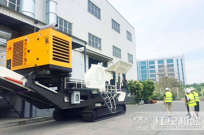 山西用戶來廠考察履帶建筑垃圾回收破碎機設備