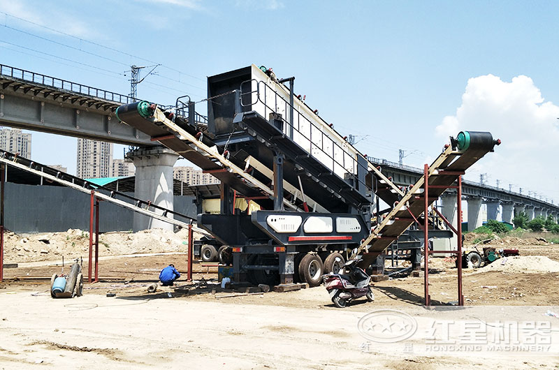 顎破移動碎石機作業(yè)現(xiàn)場