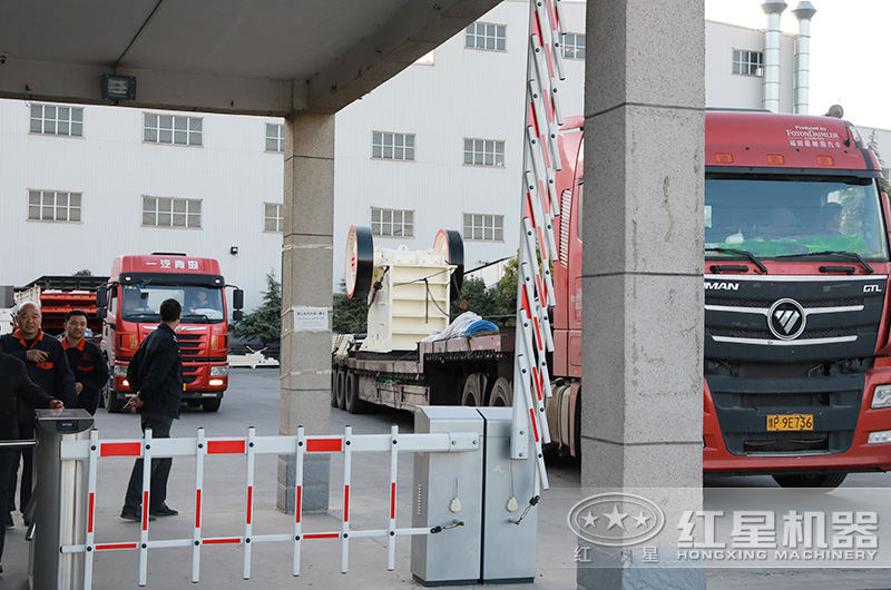 時產(chǎn)30-300噸的石料、石塊碎石機一套多少錢？