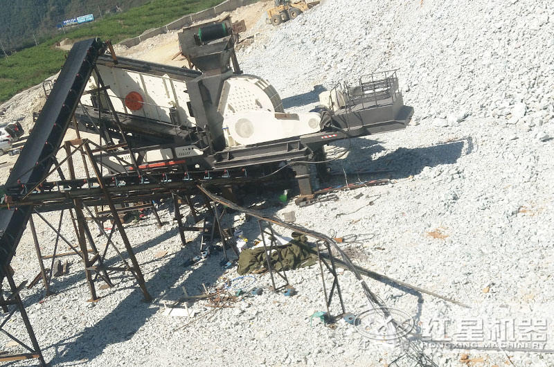 一次成型的移動錘式破碎機生產石灰石石子現場