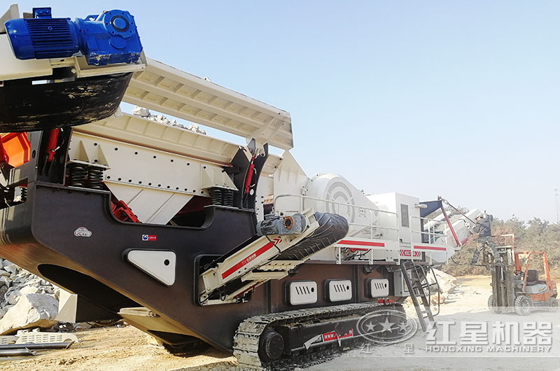 已經(jīng)開(kāi)到現(xiàn)場(chǎng)的油電兩用破碎站