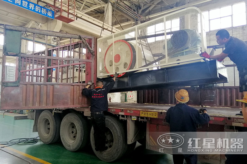 河南紅星對輥式制砂機又發(fā)貨啦！