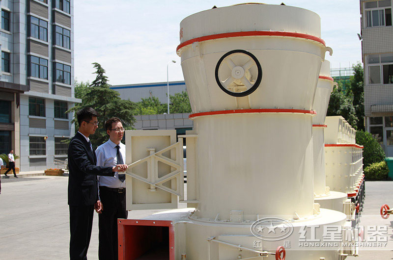 客戶(hù)來(lái)紅星考察雷蒙磨打粉設(shè)備